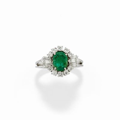 Anello con smeraldo ovale e diamanti, oro bianco 18k