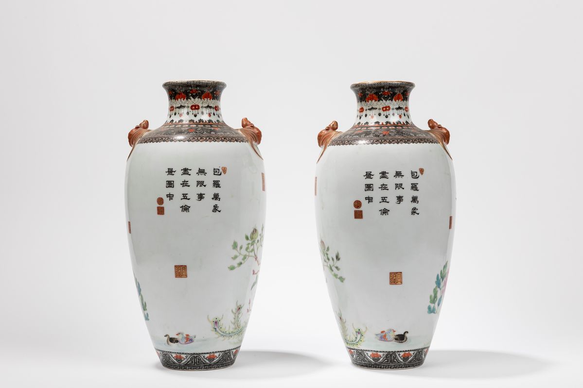 Cina, Repubblica di Cina (1912-1949), Coppia di vasi in porcellana Famiglia Rosa, h cm 36