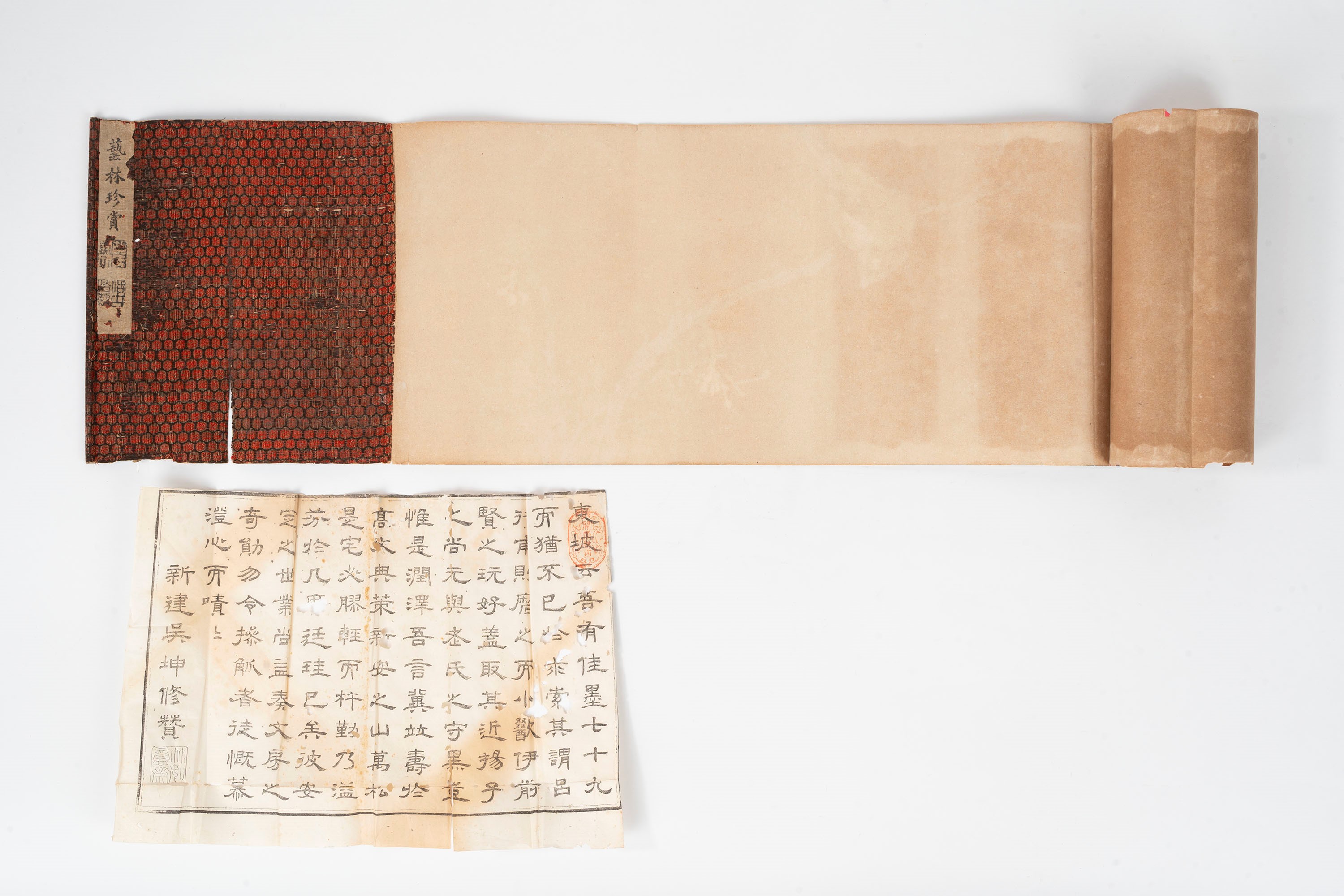 Scroll con Dipinto Raffigurante Uccellino su Ramo con Contenitore Porta Inchiostri, Cina, Secolo ...