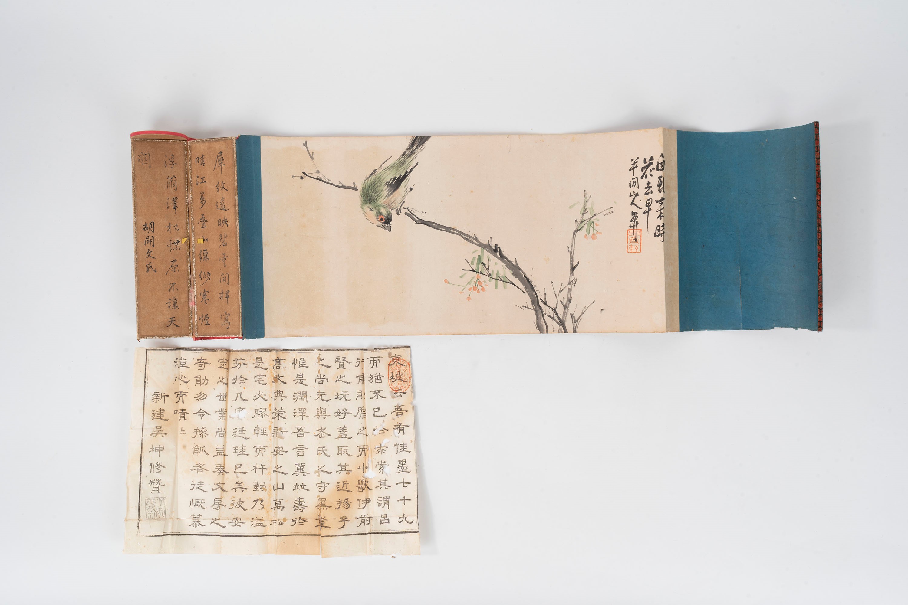 Scroll con Dipinto Raffigurante Uccellino su Ramo con Contenitore Porta Inchiostri, Cina, Secolo ...