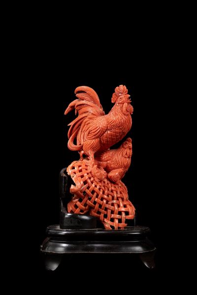 Scultura in corallo, raffigurazione di due galli e due pulcini