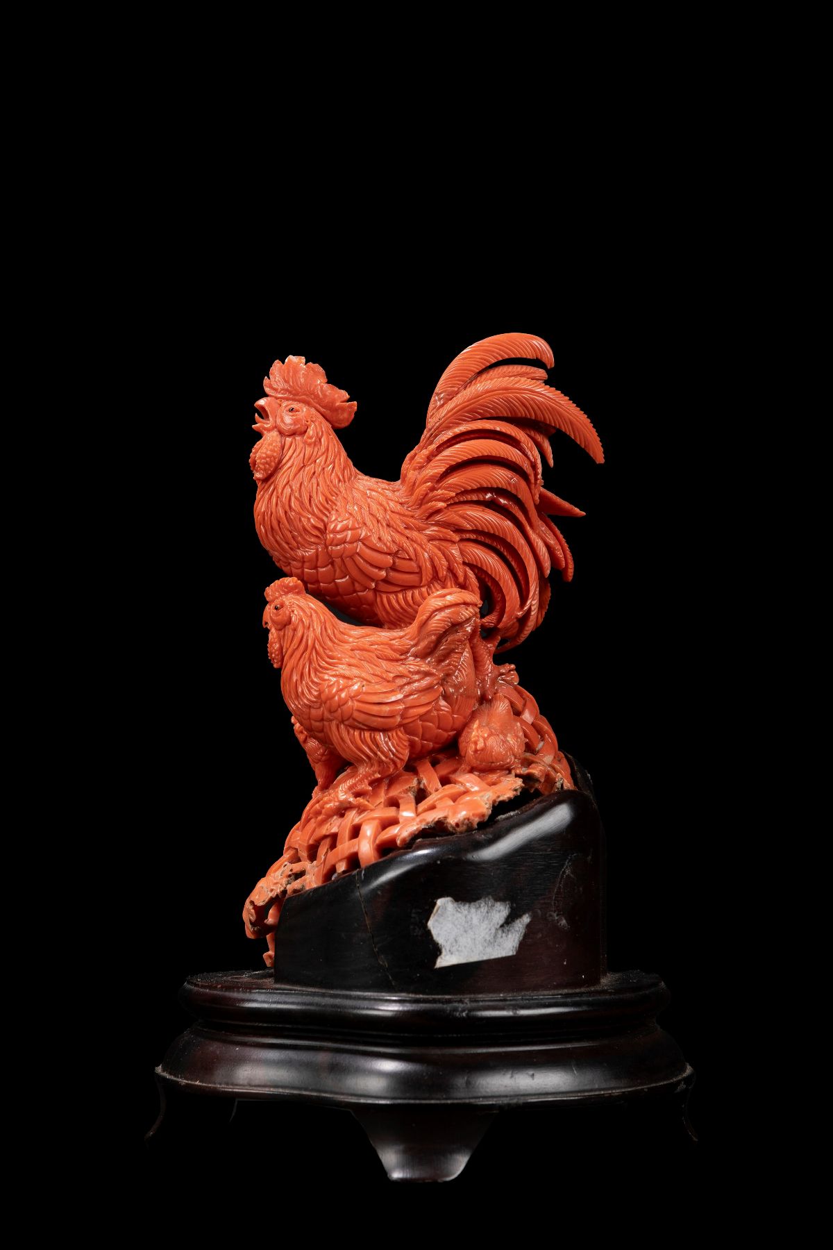 Scultura in corallo, raffigurazione di due galli e due pulcini
