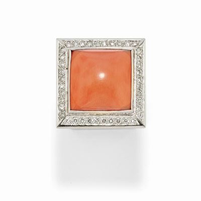 Anello con corallo arancio, montatura in oro bianco 18k e diamanti