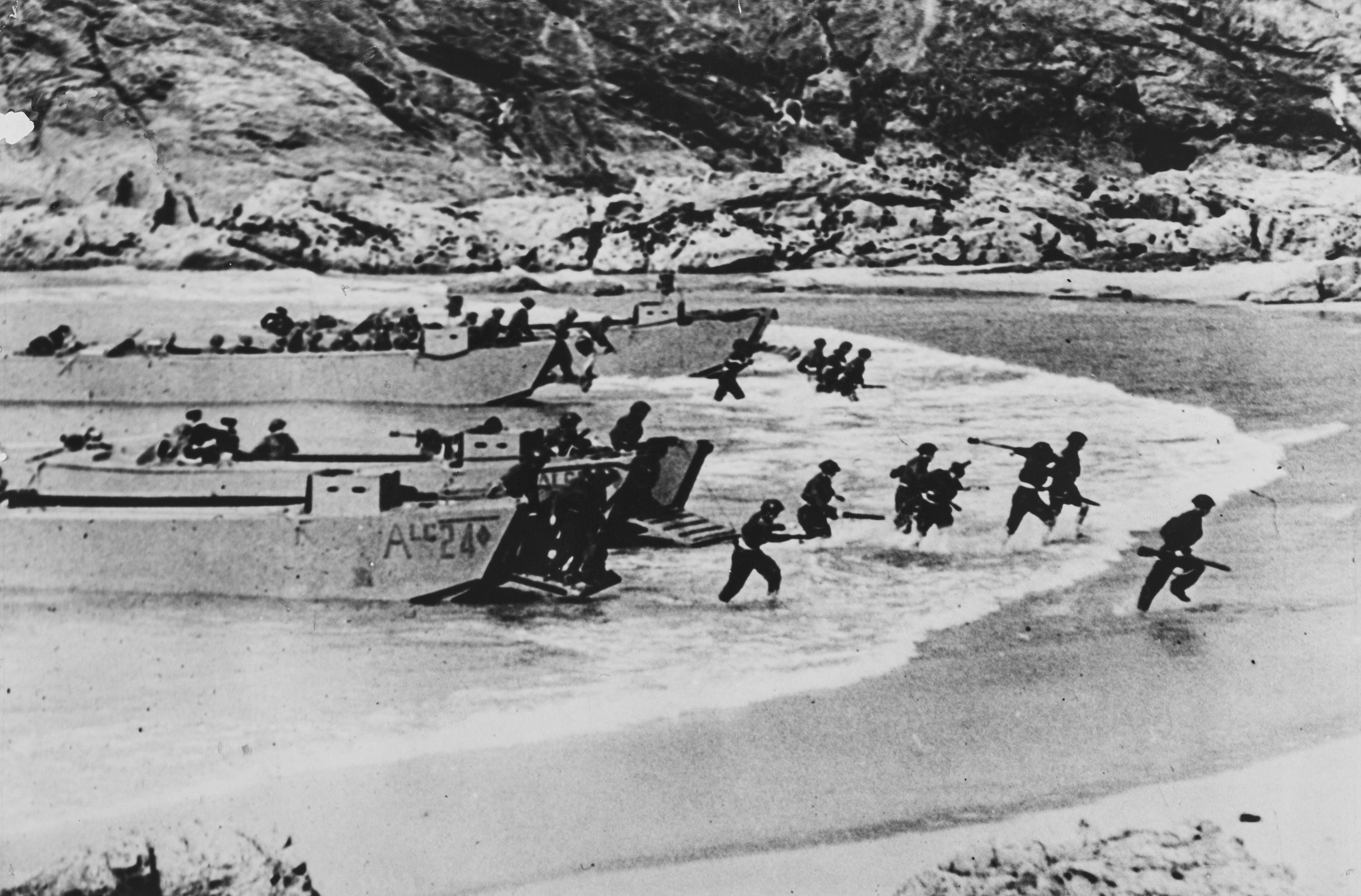Anonimo - Senza Titolo (Alleati sbarcano in Francia), due stampe alla gelatina ai sali d’argento,...