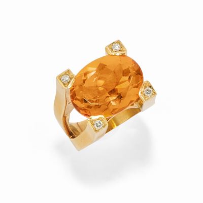 Anello con quarzo ovale e diamanti, oro giallo 18k