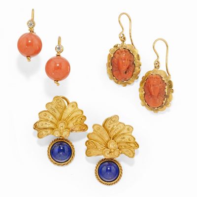 Orecchini in oro giallo 18k con gemme di lapislazzuli e corallo