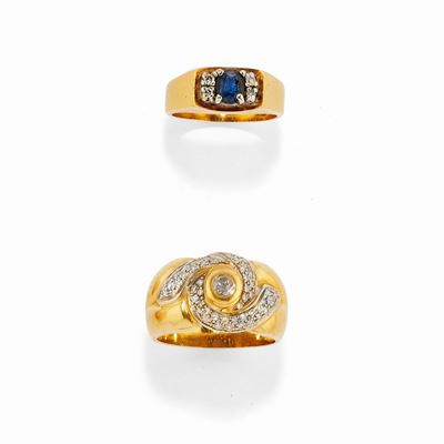 Due anelli in oro bicolore 18k con diamanti e zaffiro