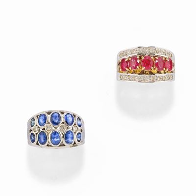 Due anelli in oro bicolore 18k con zaffiri e rubini