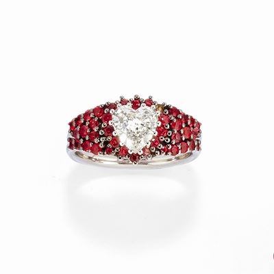 Anello con diamante a taglio cuore e rubini, oro bianco 18k