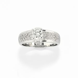  - Anello con diamanti