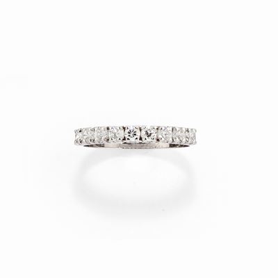 Anello in oro bianco 18k con pietre incolori sintetiche a mezza riviére