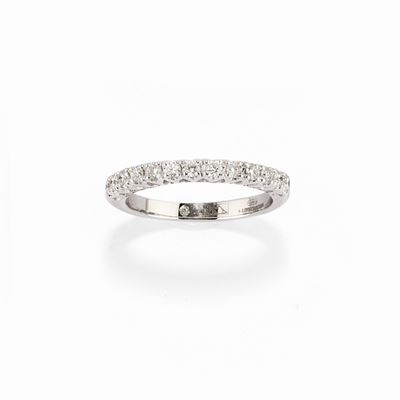 Anello in oro bianco 18k con diamanti taglio brillante