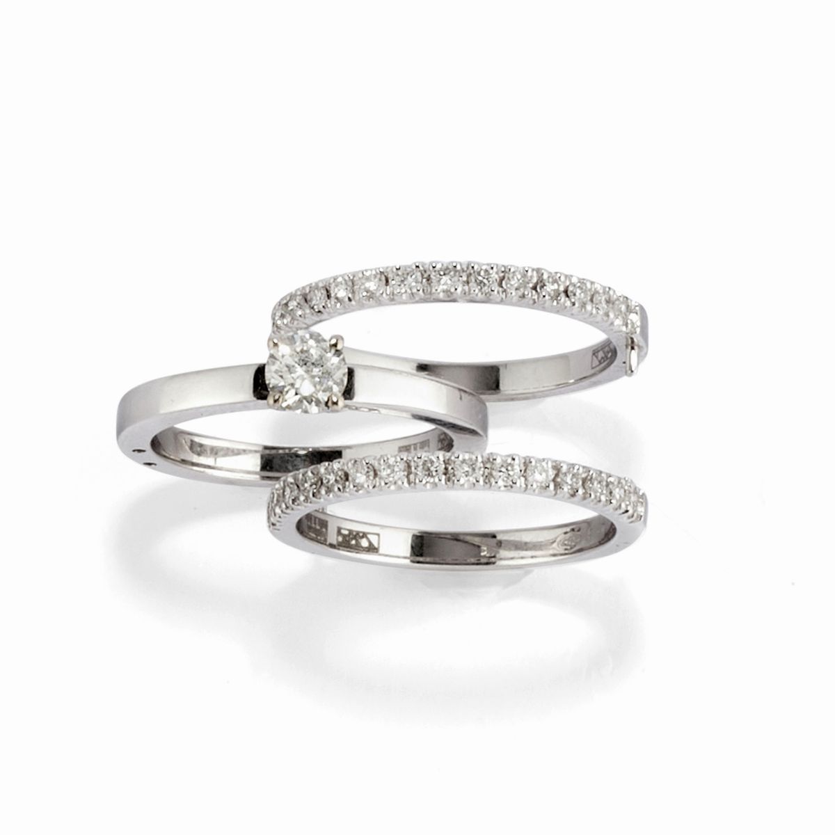 Sei anelli scomponibili in oro bianco 18k con diamanti e zaffiri