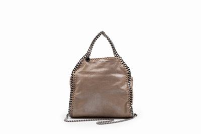 Borsa Falabella in pelle vegana beige e argento con tracolla a catena