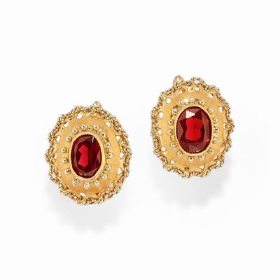 Orecchini in oro giallo 18k con granati taglio ovale