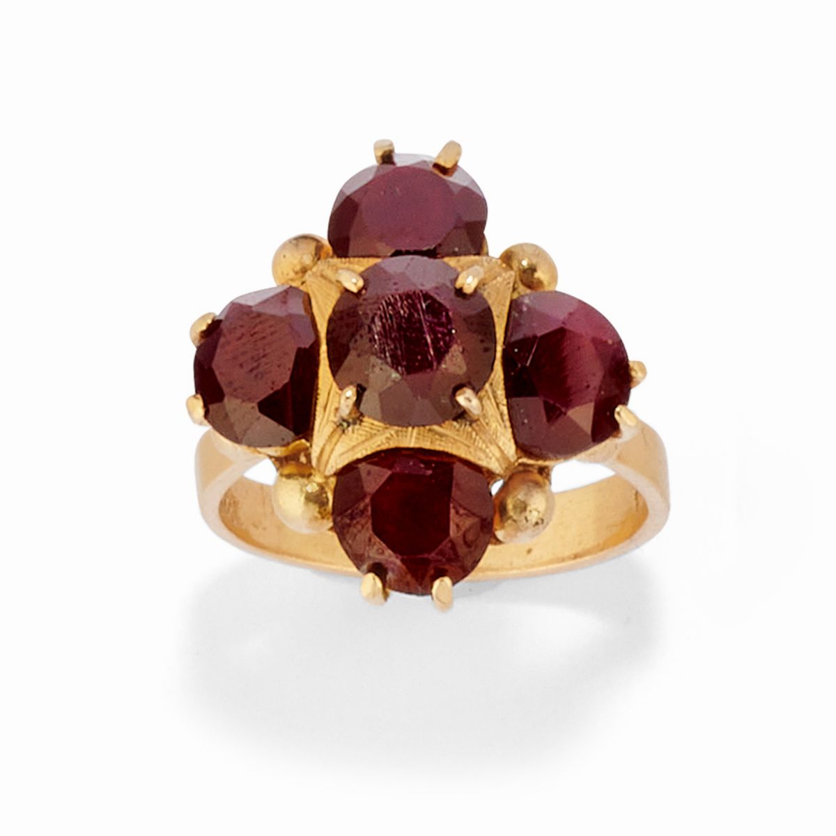 Due anelli in oro giallo 18k con granati rotondi