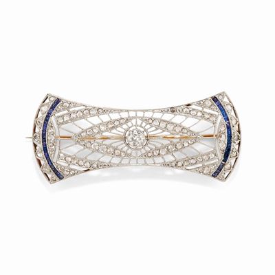 Spilla, oro bicolore 18k con diamanti e zaffiri