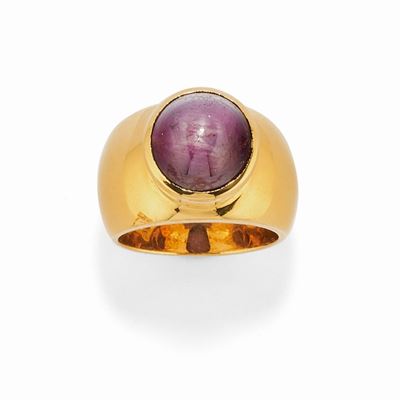 Anello con rubino stellato in oro giallo 18k