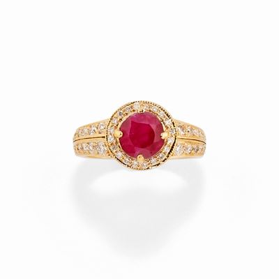 Anello con rubino Burma ovale e diamanti in oro giallo 18k