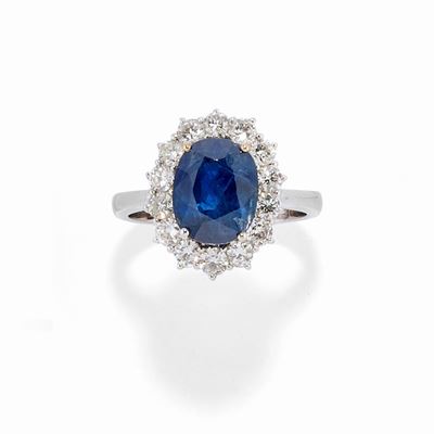 Anello in oro bianco 18k con zaffiro Burma e diamanti