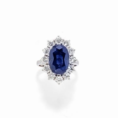 Anello con zaffiro Kashmir ovale di ct 6,11 in oro bianco 18k