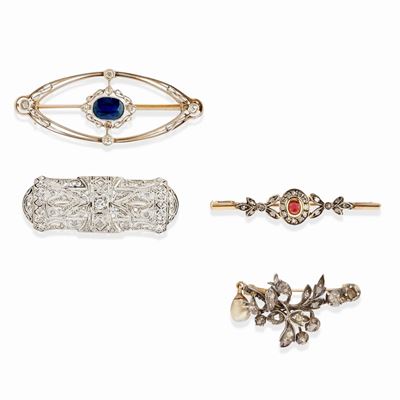 Quattro spille, oro bicolore e argento con gemme preziose