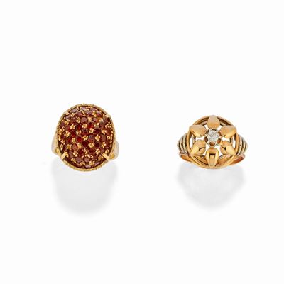 Due anelli in oro giallo 18k con granati e diamante
