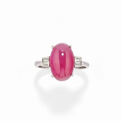 Anello con rubino Burma, taglio ovale cabochon e diamanti in oro bianco 18k