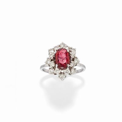 Anello con rubino ovale e diamanti, in platino