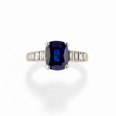 Anello con zaffiro taglio cuscino, diamanti taglio baguette, oro bicolore 18k