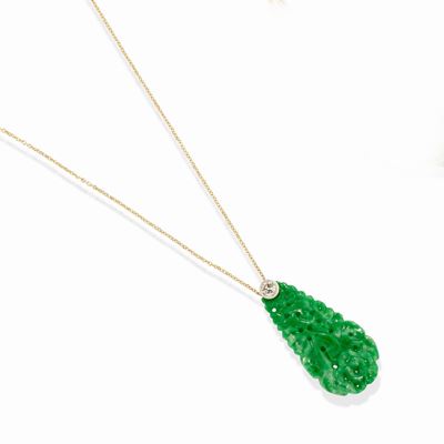 Pendente in oro giallo 18k con giada giadeite, taglio goccia