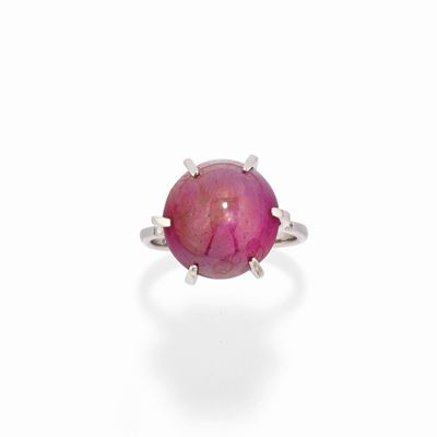 Anello in oro bianco 18k con rubino stellato Mozambico e diamanti