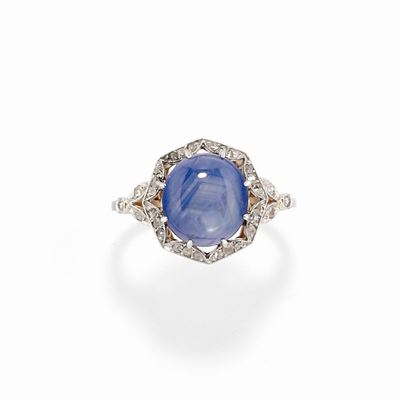 Anello con zaffiro stellato, diamanti e oro bicolore