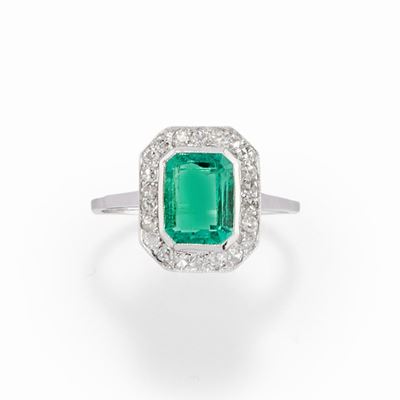 Anello con smeraldo e diamanti, platino