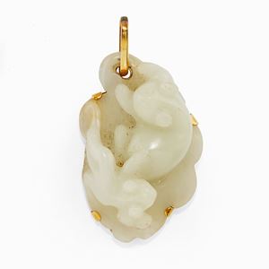 Pendente in oro giallo 18K e giadeite scolpita in altorilievo