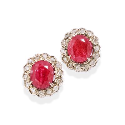 Orecchini in platino con rubini ovali e diamanti