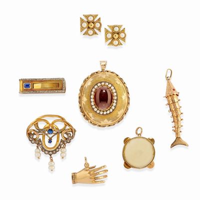 Lotto di gioielli, composizione in oro 18k, 14k e 9k con diamanti, perle e pietre di colore