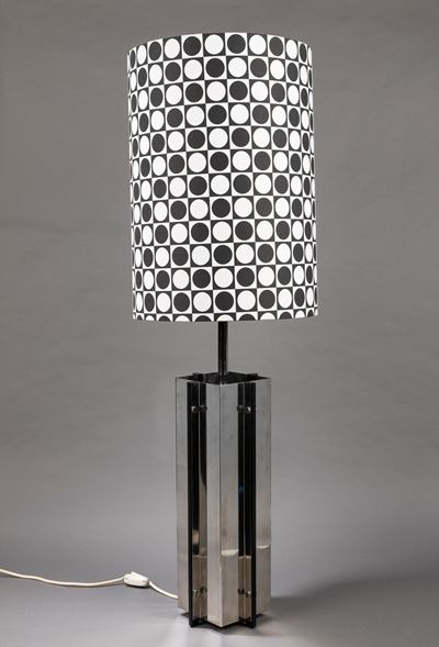 Lampada da tavolo in metallo verniciato nero e cromato con paralume in carta