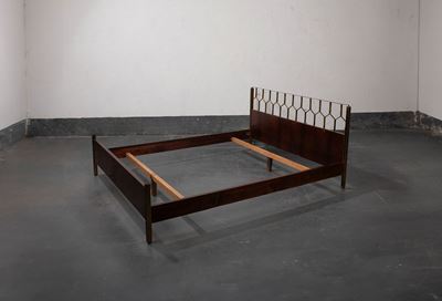 Carlo De Carli, Letto in legno con dettagli in ottone