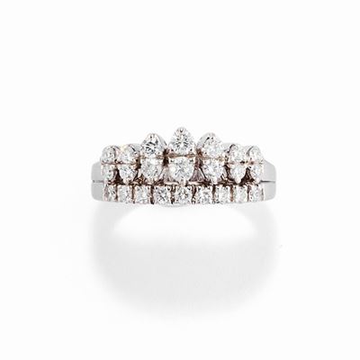 Anello in oro bianco 18k con diamanti taglio brillante a mezza rivière