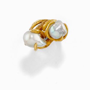 A 18K yellow gold and baroque pearl ring