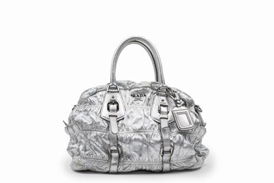 Borsa in pelle goffrata argentata con doppi manici e tracolla staccabile