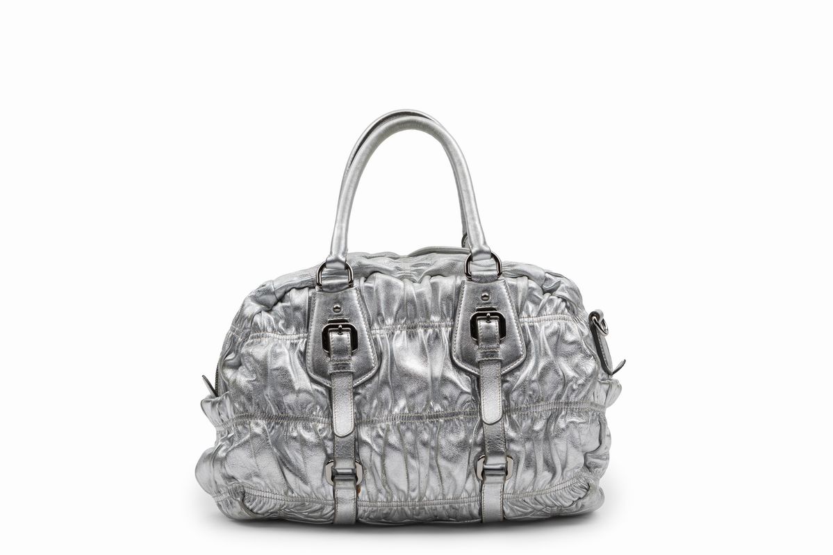 Prada - Borsa in pelle goffrata argentata con doppi manici e tracolla staccabile