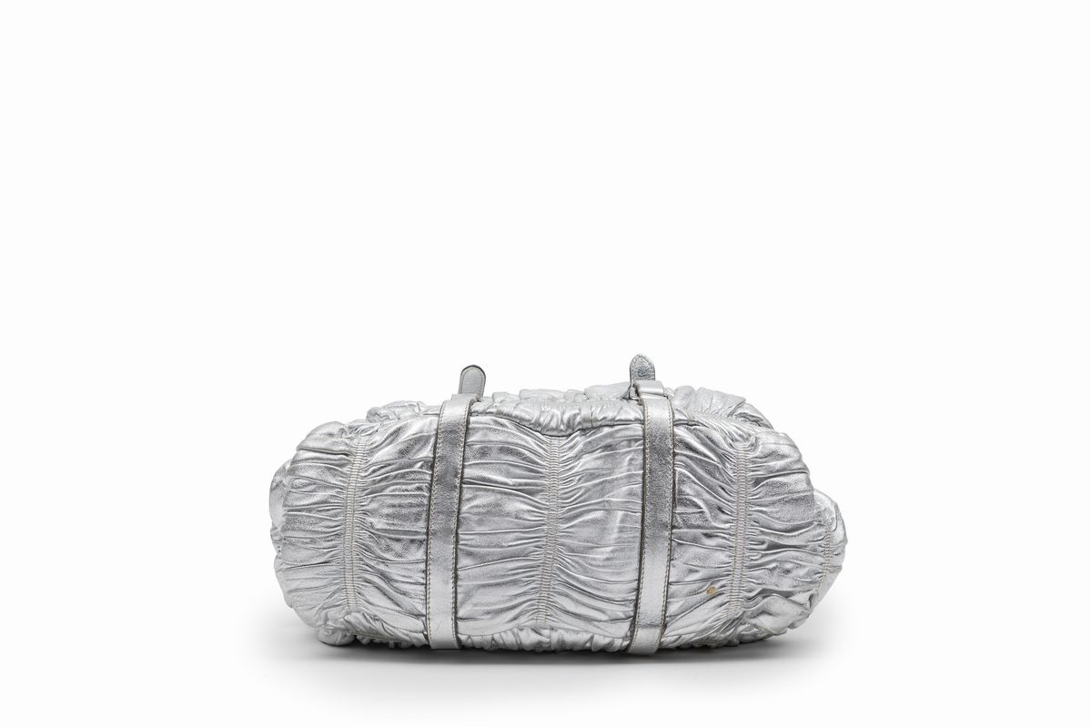 Prada - Borsa in pelle goffrata argentata con doppi manici e tracolla staccabile