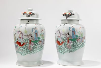 Cina, Coppia di grandi potiches in porcellana con decorazione degli Otto Immortali taoisti