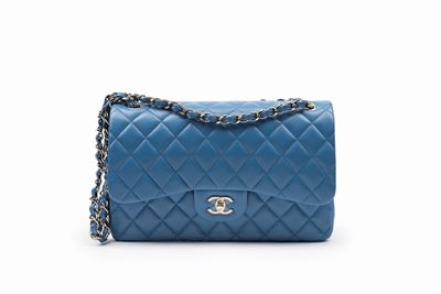 Borsa in pelle caviar bluette con tracolla e dettagli in metallo dorato