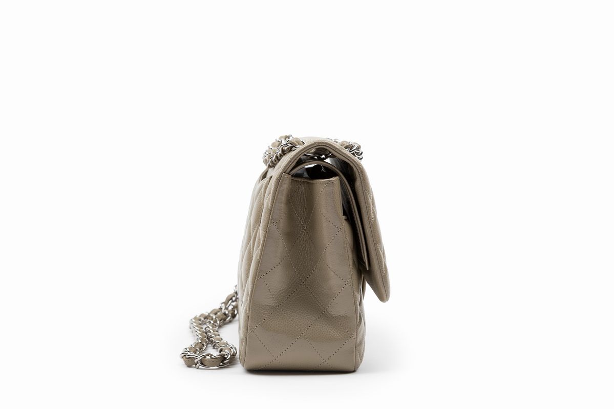 Chanel - Borsa in pelle caviar matelassé tortora con tracolla a catena