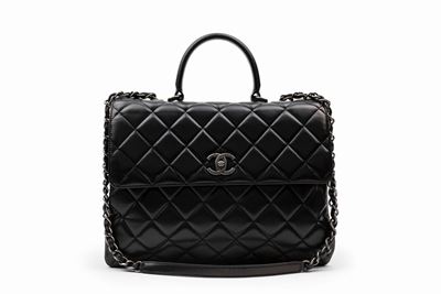 Borsa Trendy in pelle nera con dettagli in metallo brunito, 2015