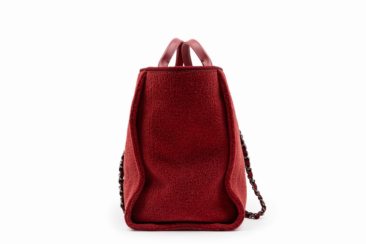 Chanel - Borsa Deauville, Tessuto color amaranto con manici in pelle e tracolla a catena
