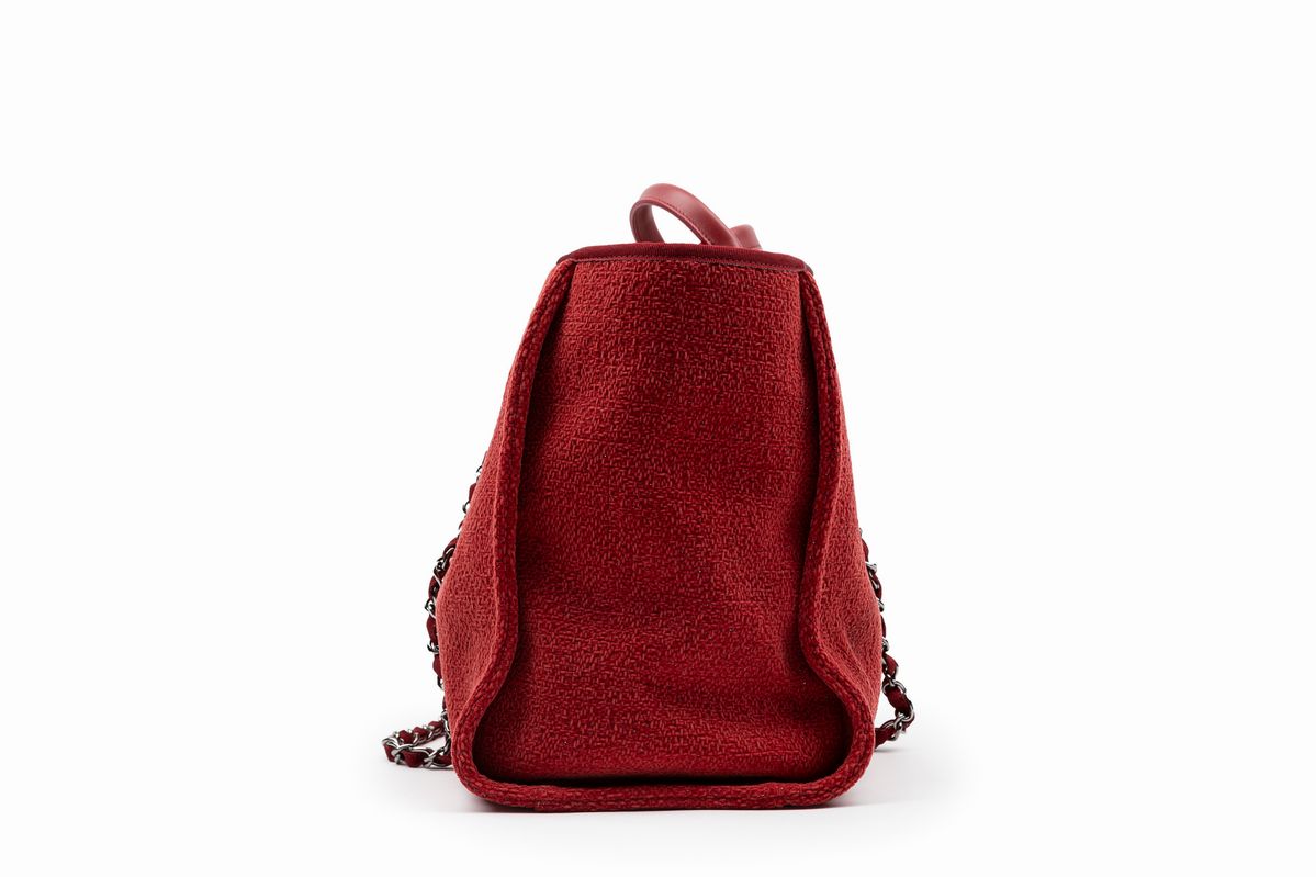 Chanel - Borsa Deauville, Tessuto color amaranto con manici in pelle e tracolla a catena